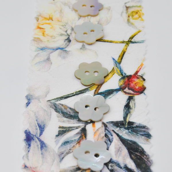 Button - Akoya Shell - Flower 18mm